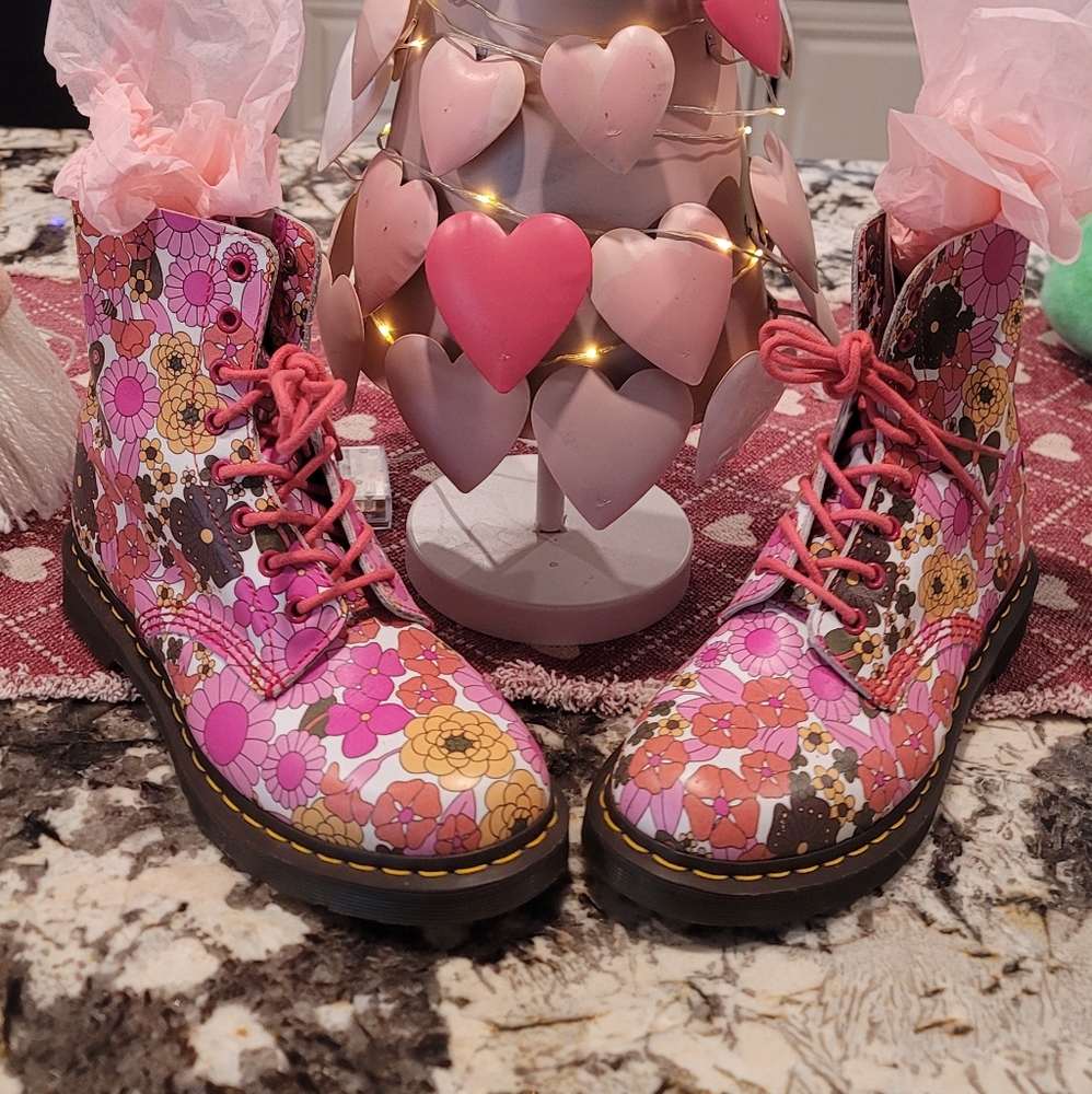 Rare Vintage Daisy Doc Martens Womens sz 9